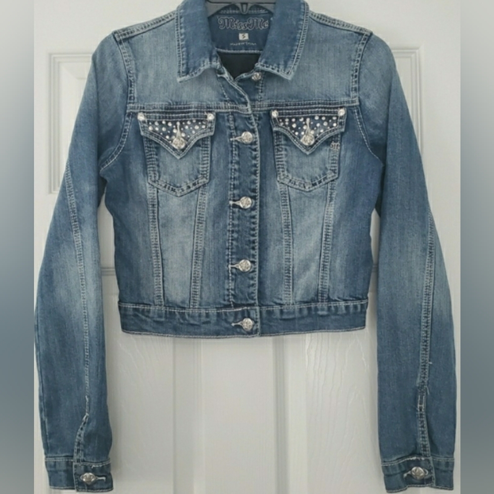 ❗Miss Me Embellished Cropped Denim Jacket w/ Studded Pockets Style# JJ5788A❗